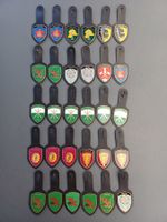 30 alte Brusttaschenanhänger, mit deutlichen Gebrauchspuren