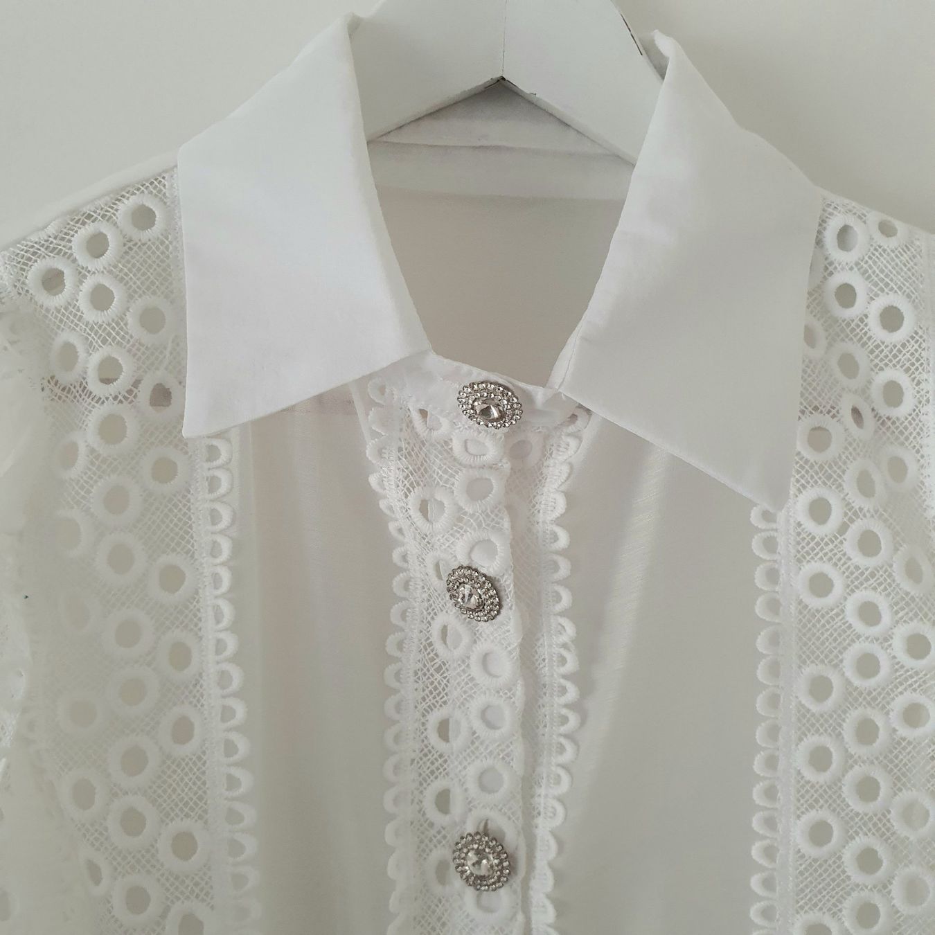 Blusen: Weisse Spitzenbluse mit Puffärmeln – Neu (gemäss Beschreibung) aus Weiach von sim_8s27 1