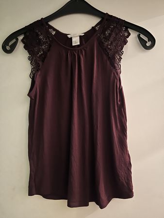 Elegantes Top mit Spitze, Pflaume, Grösse XS, neuwertig