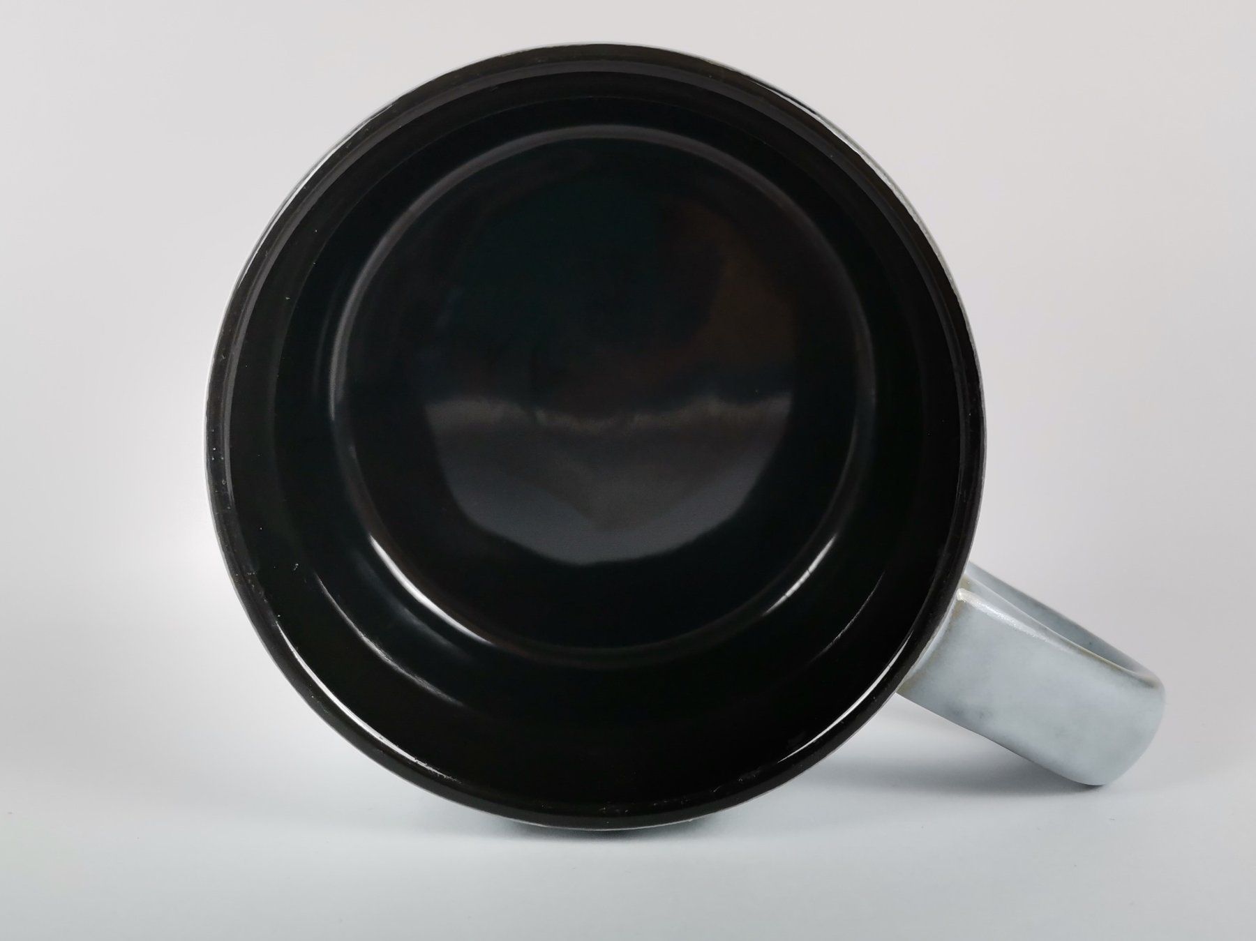Tassen: TASSE Grau mit schwarzen Vertikalstrichen – Gebraucht aus Schaffhausen von Restwert_SH 5