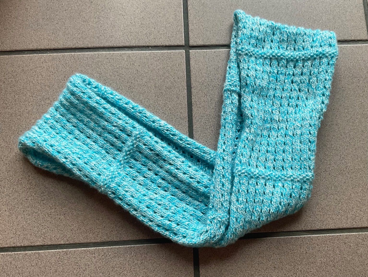 Foulard & Sciarpe: Loop Schal mit Lochmuster *NEU* – Nuovo (secondo la descrizione) da Krauchthal venduto da Handmade_Hub 1