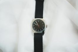 Vintage Armbanduhr schwarzes Zifferblatt rote Sekunde Textil