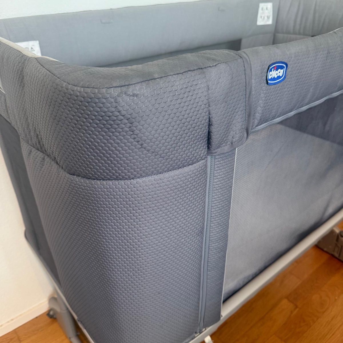 Lits: Chicco Next 2 Me Forever grey crib good condition – D'occasion à Otelfingen par ven_n5ms 4