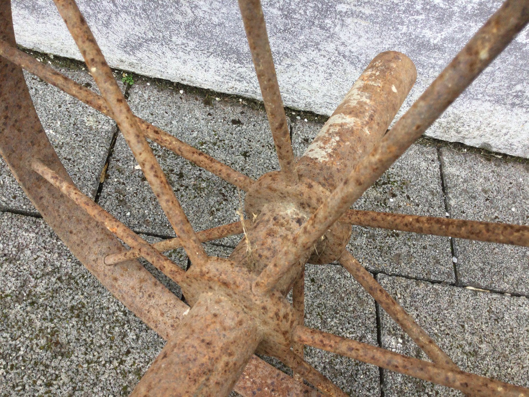 Werkzeuge: Rostiges Eisen Garetten Schubkarrenrad mit Speichen – Gebraucht aus Wangen SZ von kuriosum12 3