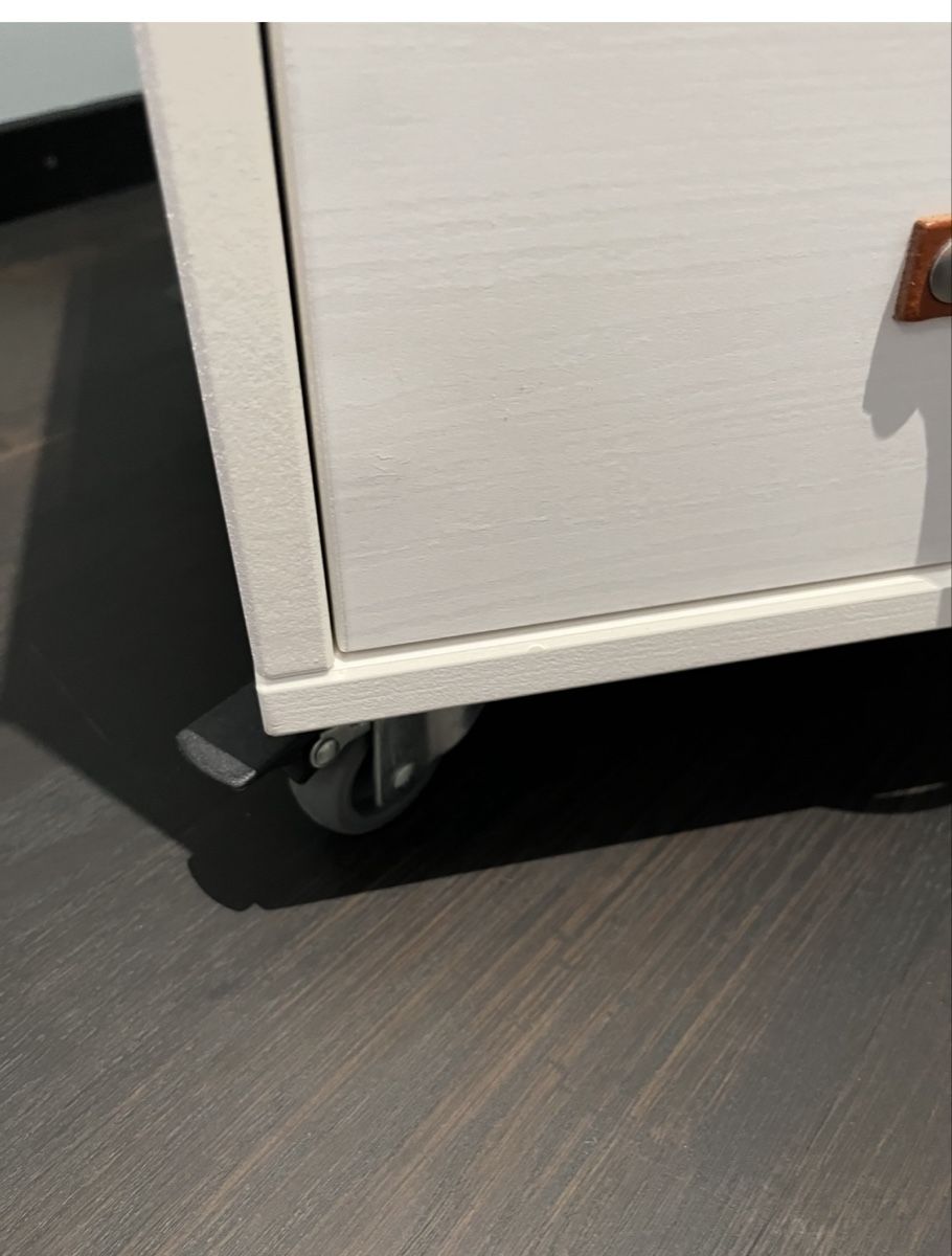 Comodini: Lifestyle White bed table with  drawers – Usato da Rüschlikon venduto da ant_5v7g 2