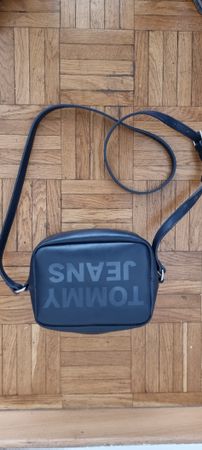 Borsa Tommy Jeans nera con logo in rilievo usata.