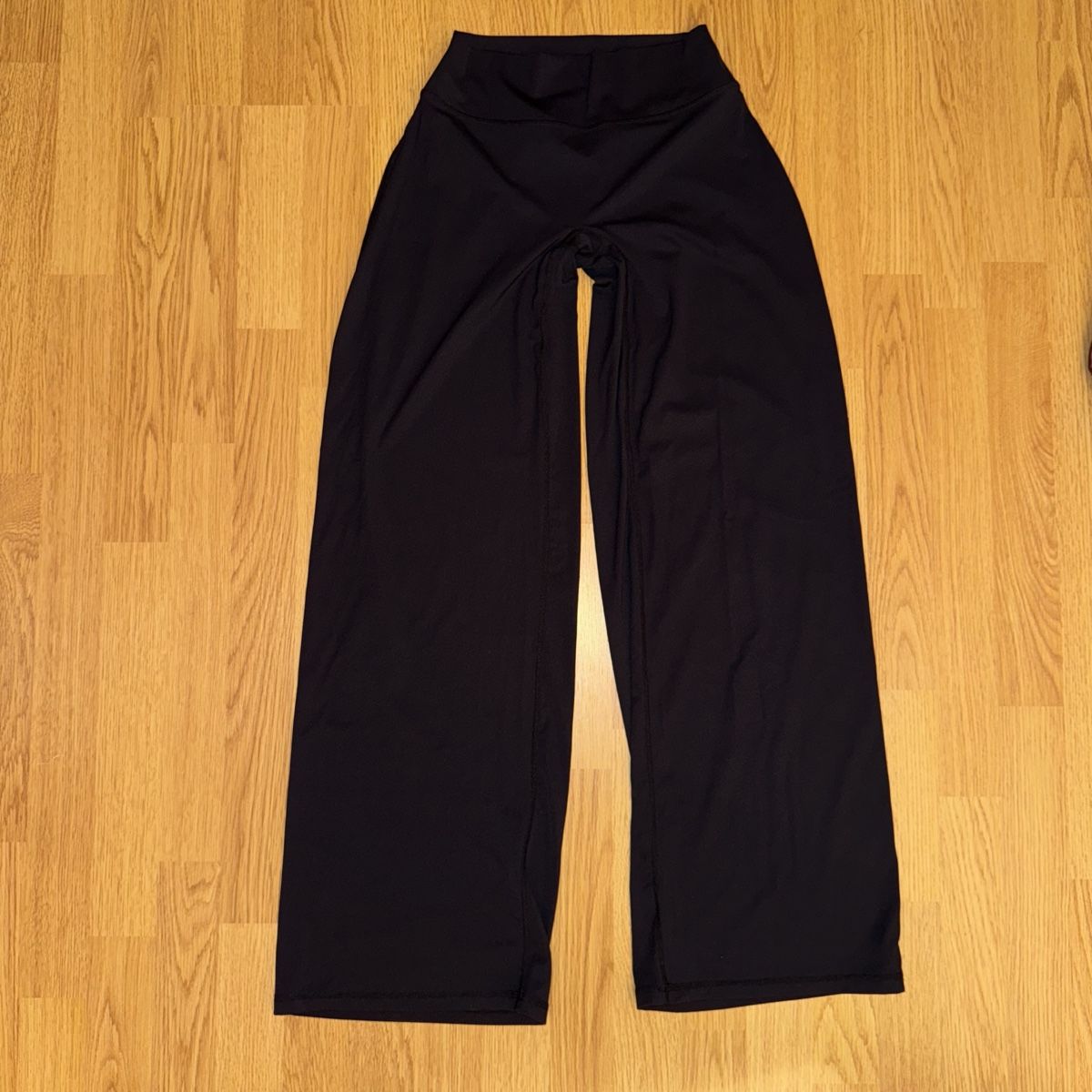 Leggings: Wide-Leg Leggings Yeoreo – Gebraucht aus Zürich von nad_87t5 1