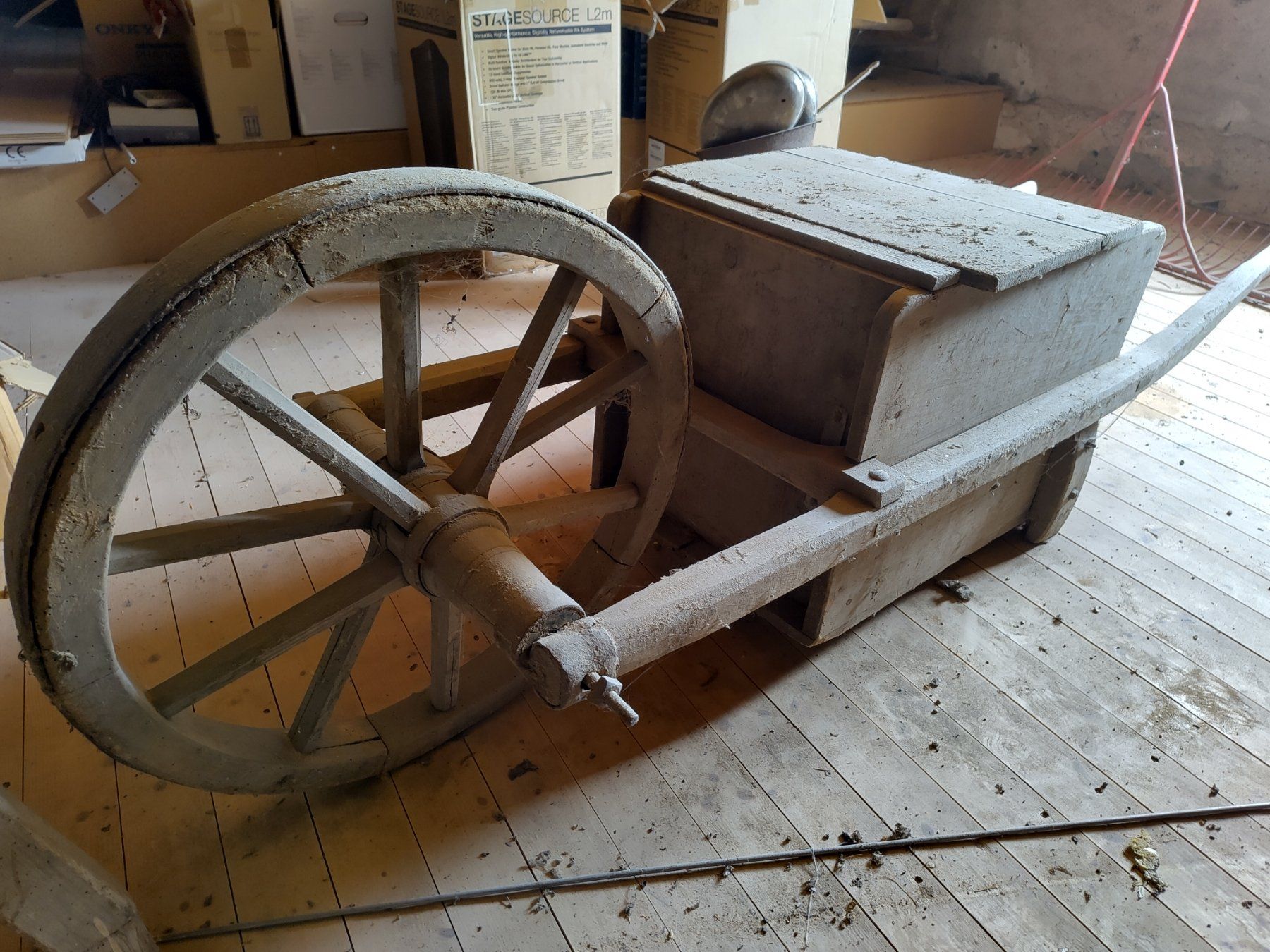 Carriole: Brouette ancienne en bois – Usato da Les Reussilles venduto da cha_y72l 1