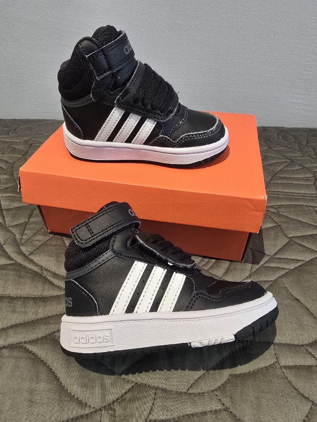 Adidas Schuhe für Jungen: Adidas Kinder Schuhe,  Gr.22 – Neu und originalverpackt aus Rorschacherberg von Olgamedved 1