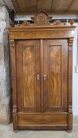 Antiker Kleiderschrank aus Holz mit Schnitzerei gebraucht