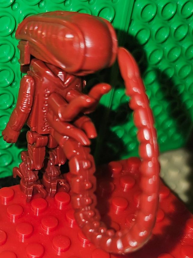 Figurines: Alien Xenomorph Figur rot – D'occasion à Oberuzwil par Peppi56 1