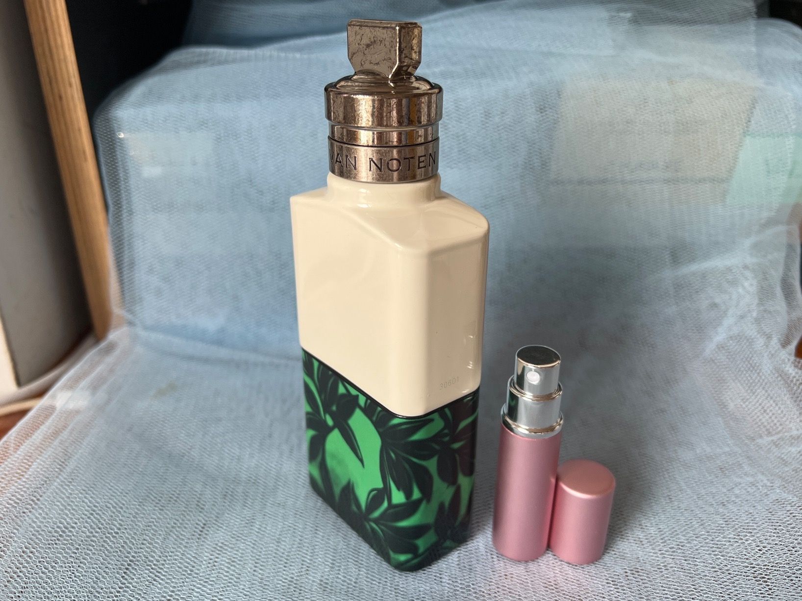 Kilian Profumi & Eau de Toilette: Dries van Noten Santal Greenery 5 ml Abfüllung – Nuovo (secondo la descrizione) da Büren an der Aare venduto da aluxa2005