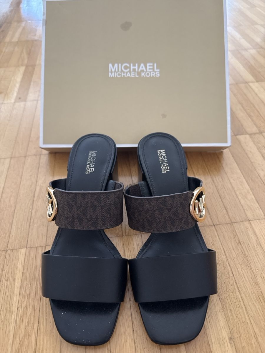 Chaussures femmes: Michael Kors Sandalen schwarz mit Logo – Neuf (Voir description) à Oensingen par SPV9182