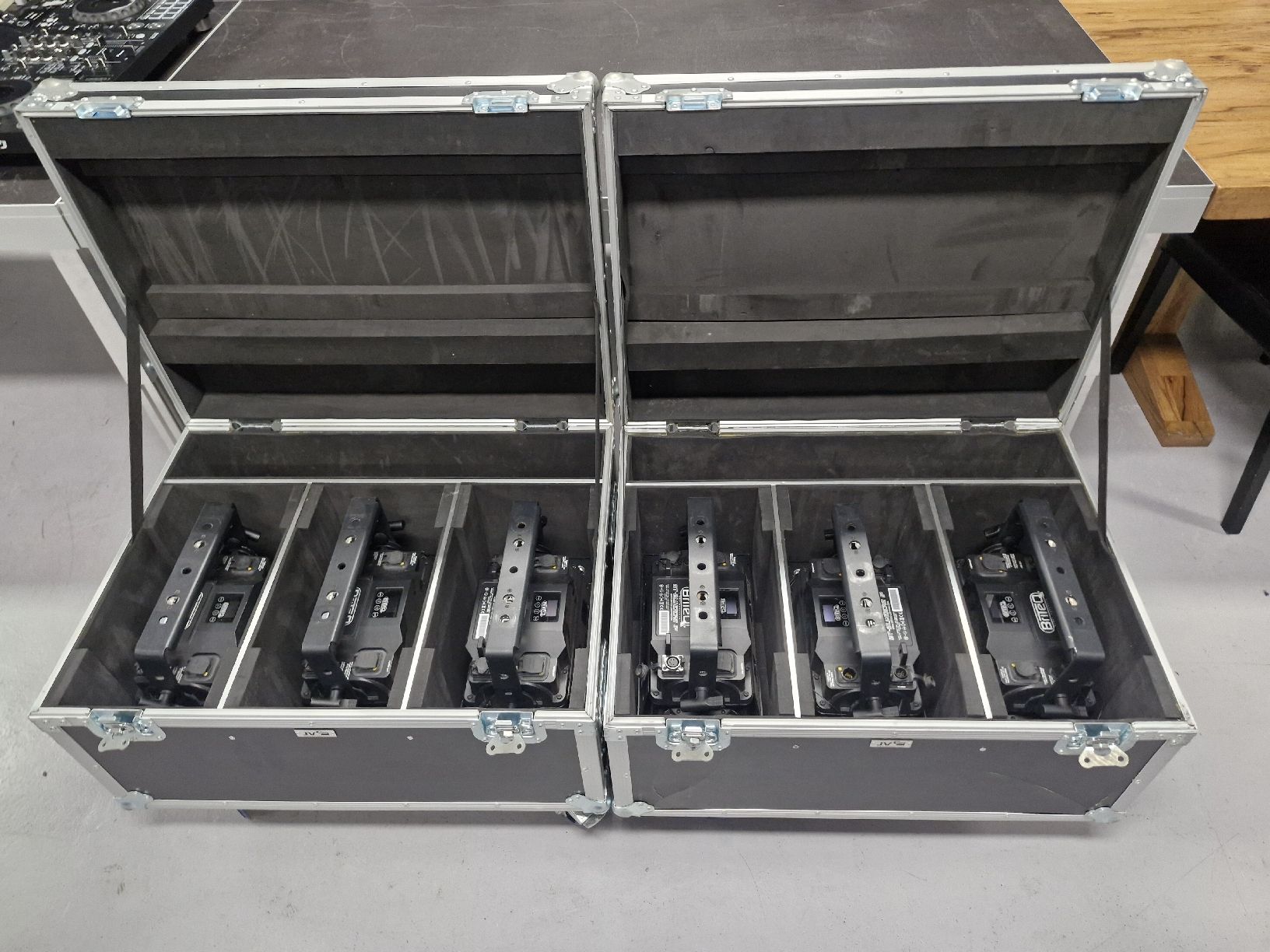 Lampade: 6x Briteq BT Blinder 2 IP mit Case und Netzkabel – Usato da Arbon venduto da HD1903 2
