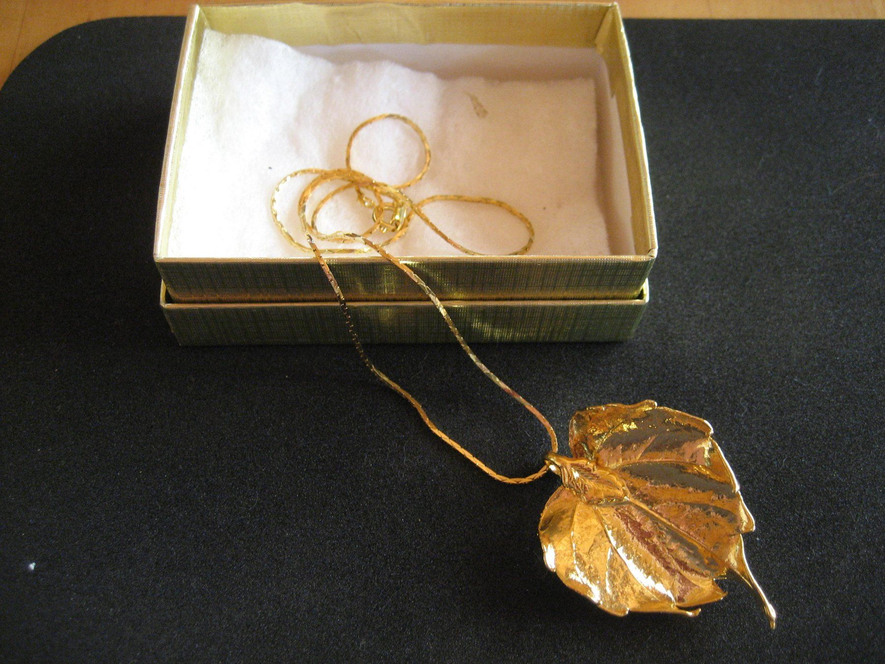 Catenine: Collier doré avec pendentif feuille de lierre, neuf – Nuovo e nell'imballaggio originale da Delémont venduto da marryb 1