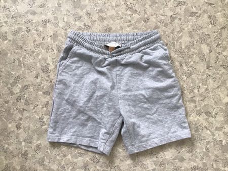 Coole kurze Sommerhose, grau, Grösse 116, Top Zustand!