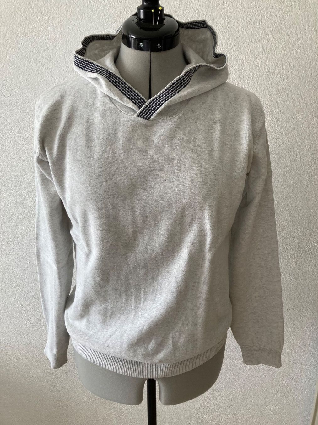 Maglioni & Felpe: Leichter Strickpullover mit Kaputze – Usato da Samedan venduto da chickenrun01