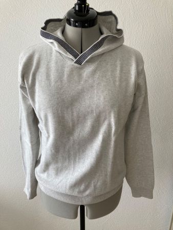 Leichter Baumwoll-Pullover mit Kaputze