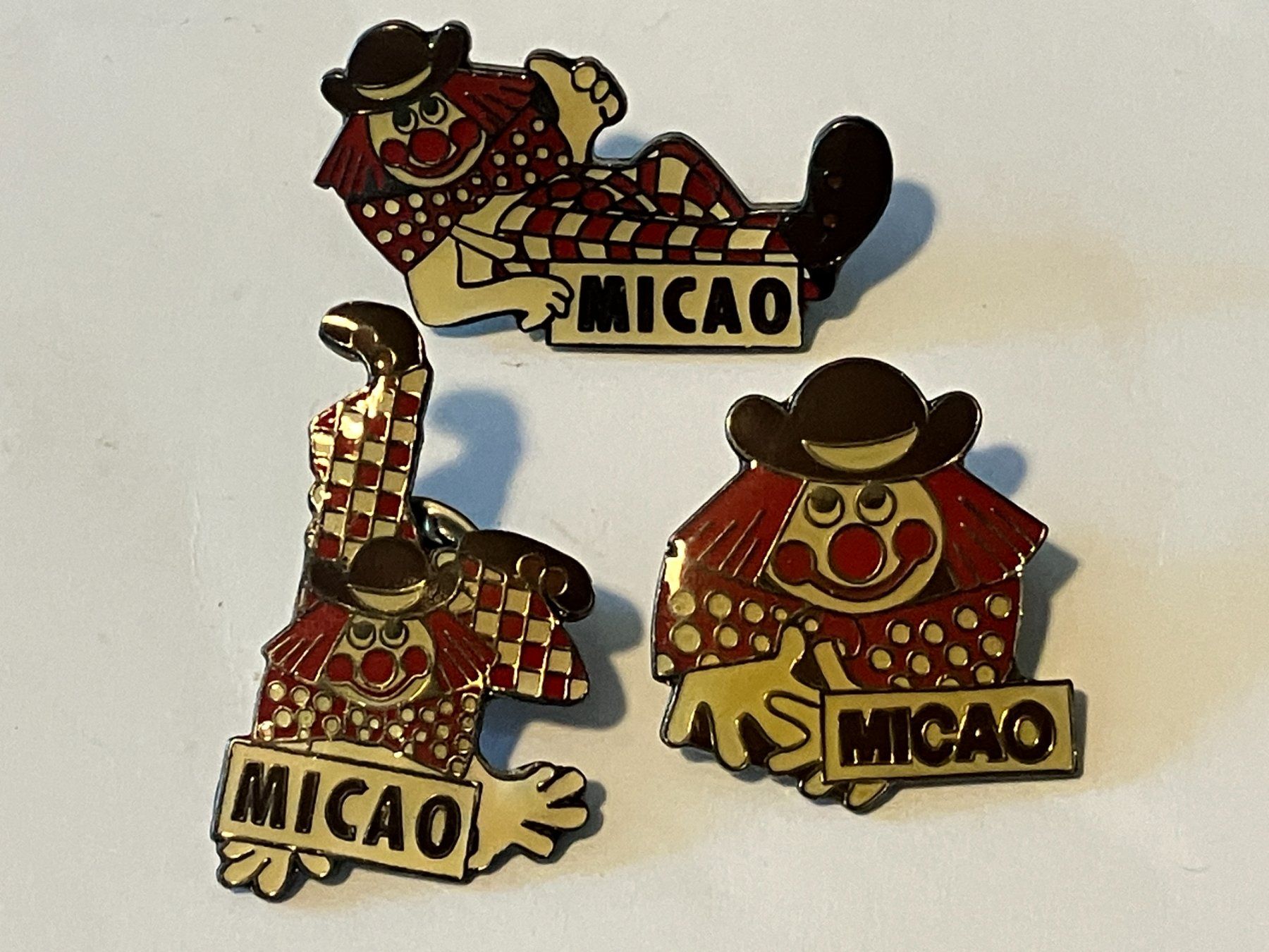 Placchette & Badge: 3 Pin Micao – Usato da Basel venduto da djwwpp