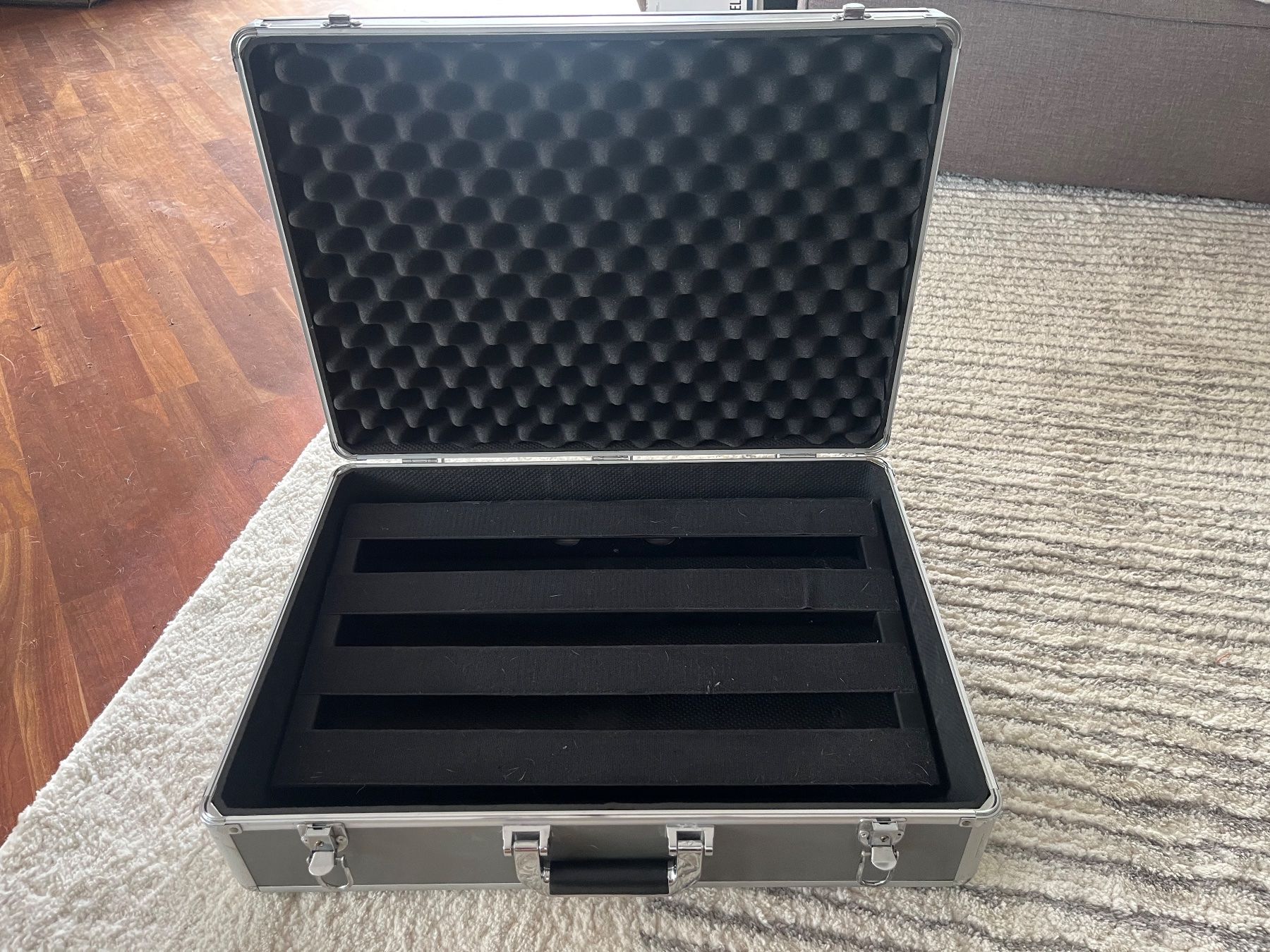 Pedaltrain Musikinstrumente: Pedaltrain 1 mit Koffer – Gebraucht aus Hünenberg See von tonybee 7