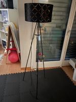 Stylische Stehlampe schwarz/gold von Mömax –echter Hingucker