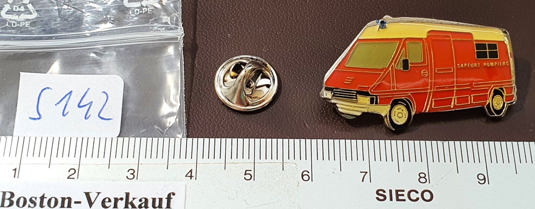 Plaketten & Abzeichen: S142 - Pin Feuerwehr Auto Sapeurs Pompiers – Gebraucht aus Reinach BL von Boston-Verkauf 1