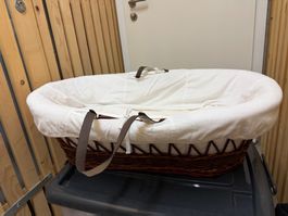 Couffin pour bébé en osier avec habillage blanc propre