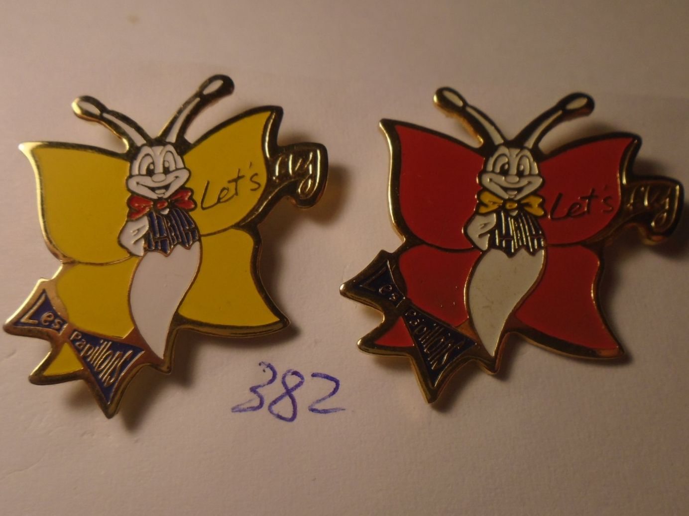 Placchette & Badge: 2 Schmetterling Pins (382) – Usato da Winterthur venduto da Beli2000