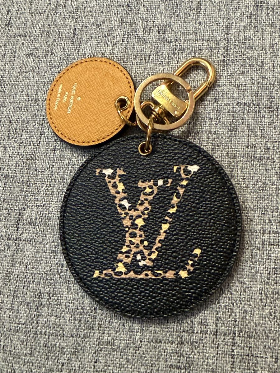 Louis Vuitton Portachiavi: Louis Vuitton Jungle Bag Charm – Nuovo (secondo la descrizione) da Liestal venduto da Joslie_mc 1
