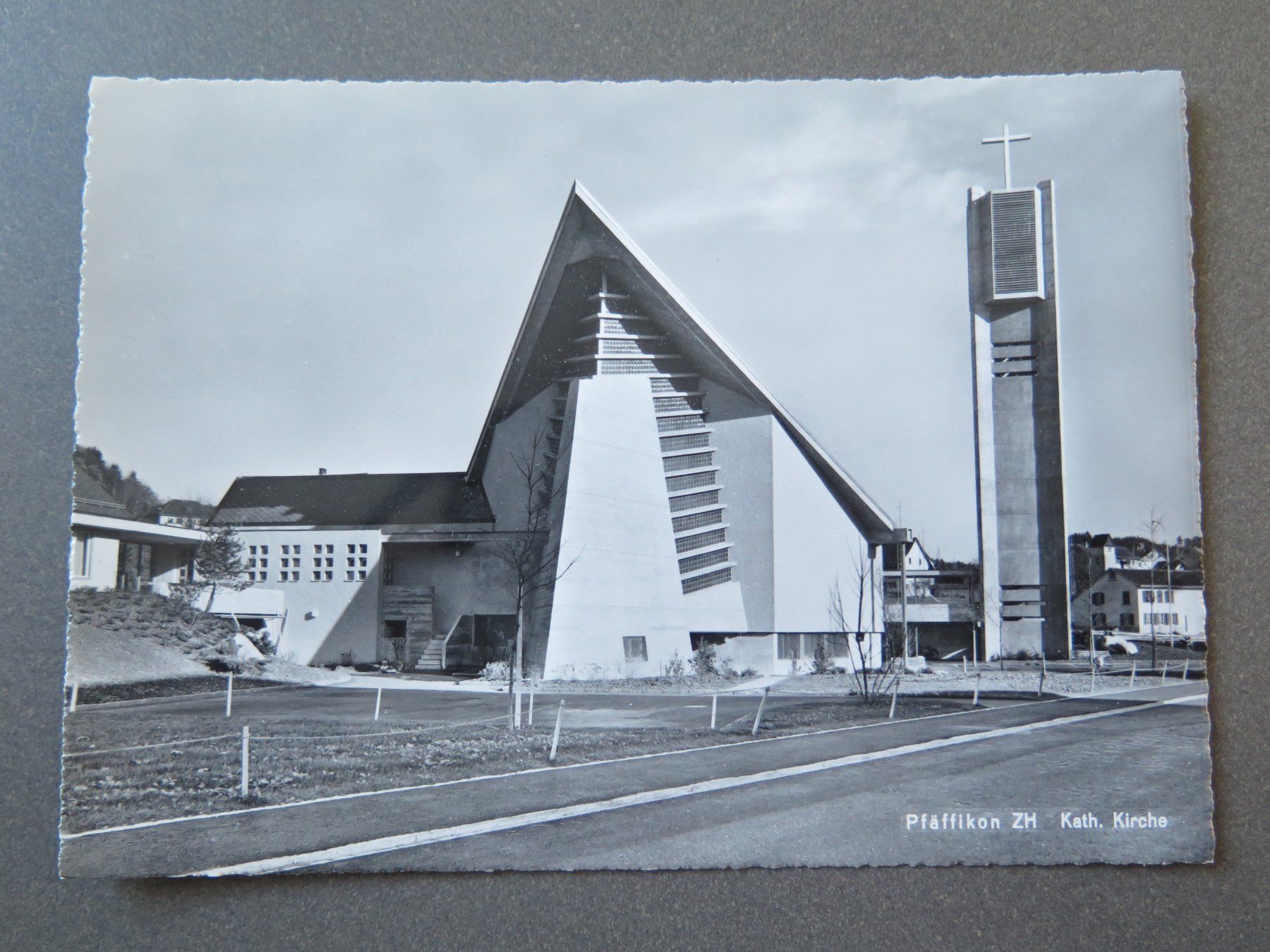 Ansichtskarten: PFÄFFIKON ZH - KATH. KIRCHE – Gebraucht aus Wittenbach von lipasal