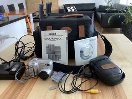 Digitalkamera Nikon Coolpix 4300 / Ladegerät und Fototasche