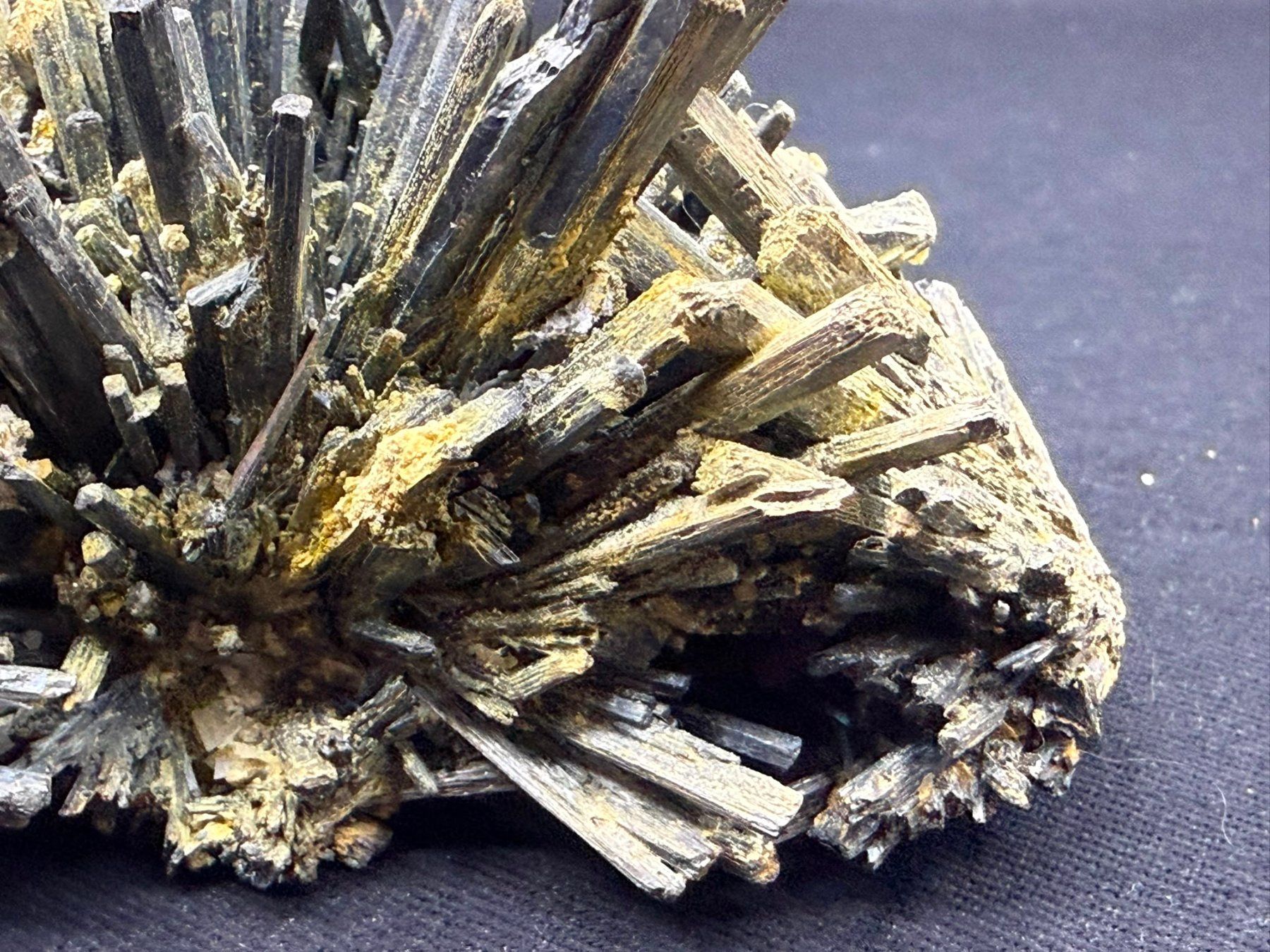 Minerali & Pietre curative: Stibnit mit Stibiconit Überzug – Usato da Schinznach Bad venduto da Demerald 3