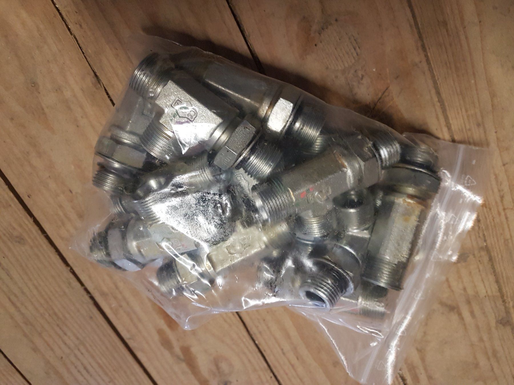Ferramenta: div. Hydraulik Einschraubungen T-Stück – Usato da Dietschwil venduto da FIZENATOR 2
