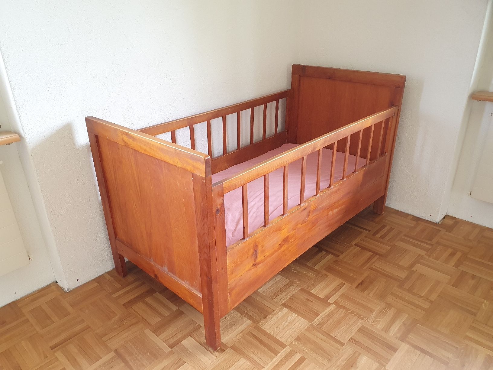 Lits: Altes Kinderbett – D'occasion à Schwarzenbach par ver3ker