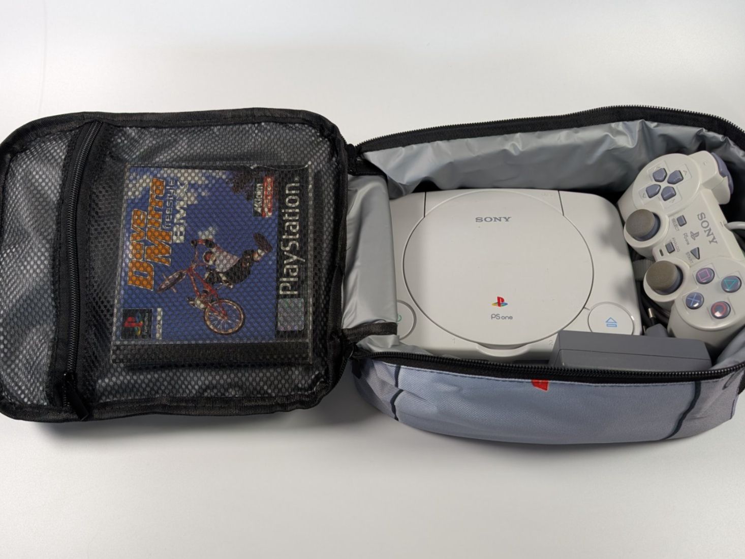 Sony Console: Playstation 1 mit Tasche, Spiel und Controller im Set - PS1 – Usato da Ostermundigen venduto da TradeLab 3