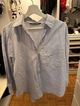 Zara Bluse, gestreift, hellblau/weiss, Grösse M, Top!