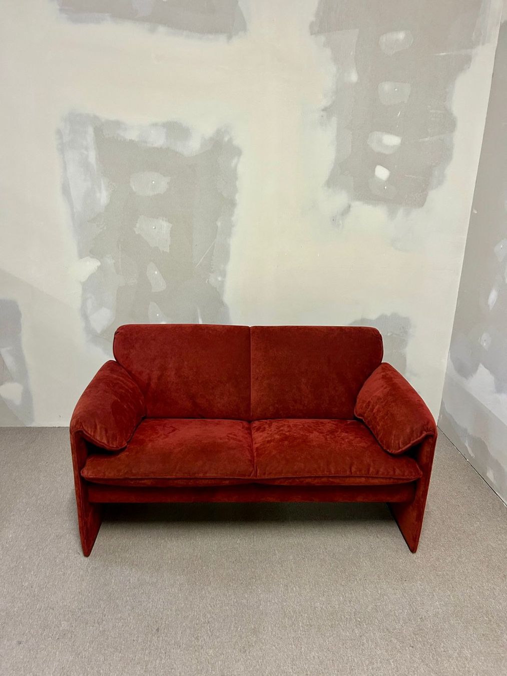 Divani: Leolux Bora Bora Sofa 2 Sitzer Alcantara rot – Usato da Rickenbach ZH venduto da Insider-Boerse 2