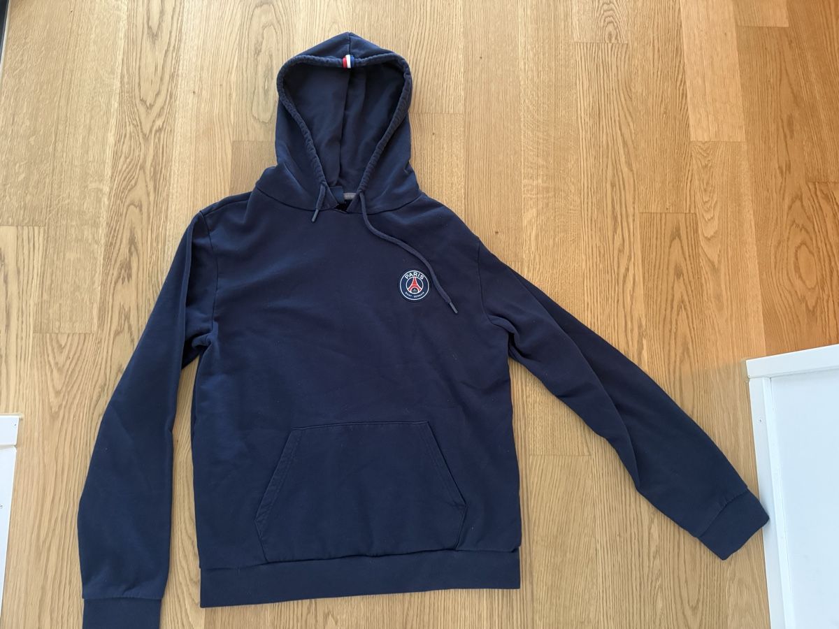 Pulls & Sweat-shirts: Pullover PSG Paris Saint Germain Grösse L dunkelblau  – D'occasion à Neuhausen par ddelucia87