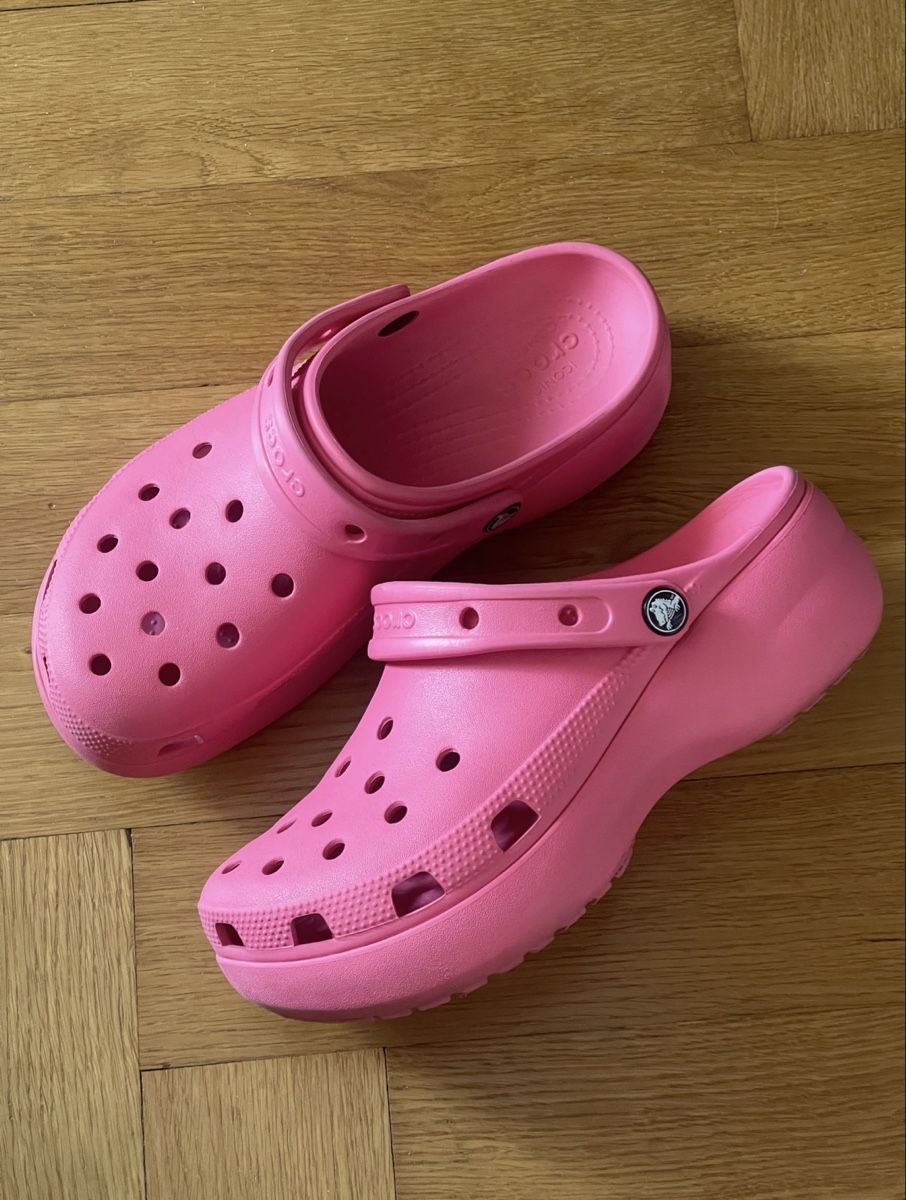 Crocs Chaussures hommes: Crocs pink W8 38-39 – D'occasion à La Tour-de-Peilz par Simone_