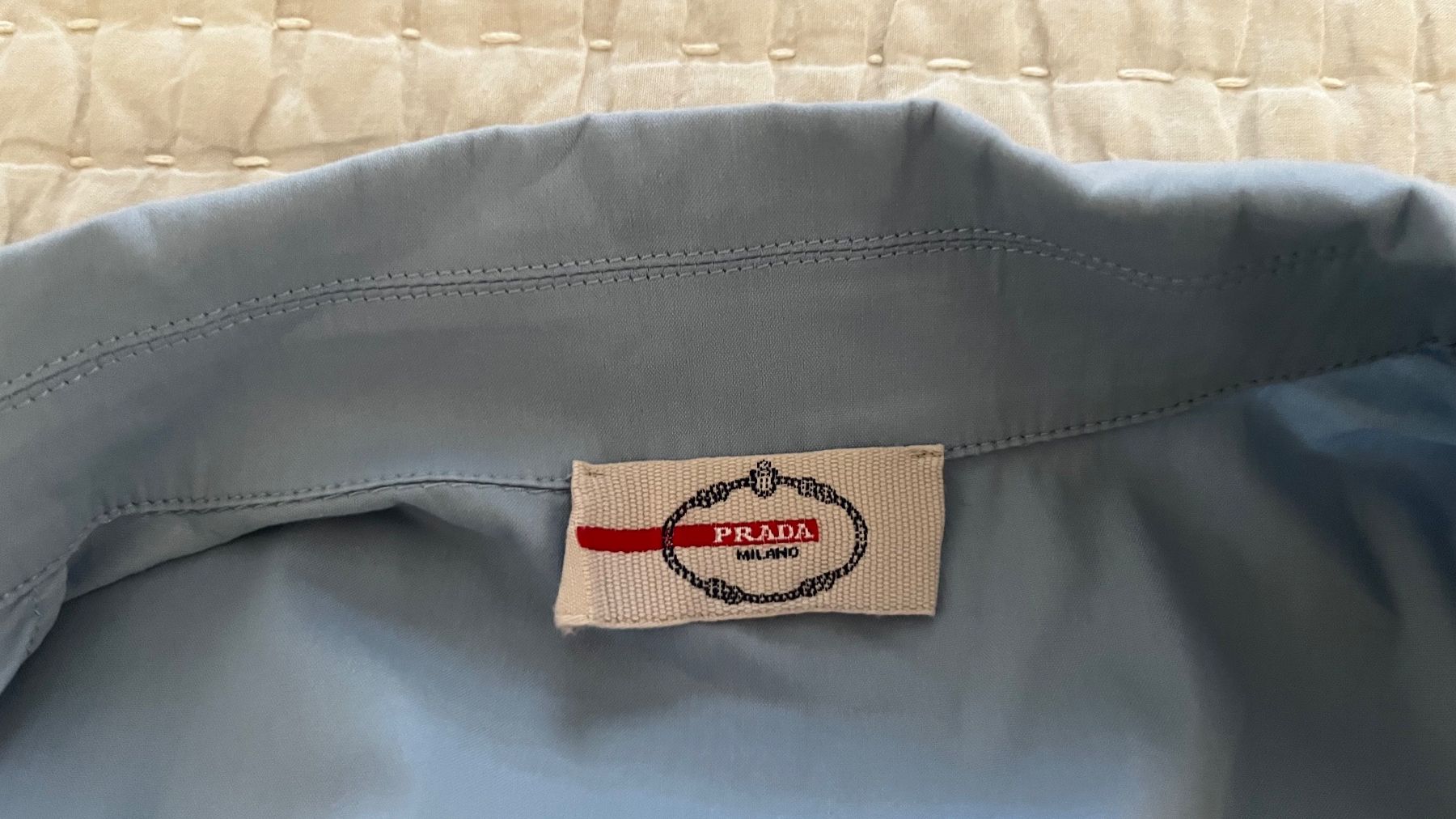 Prada Chemisiers: PRADA: hellblaue Ärmellose Bluse, lang – D'occasion à Zürich par ann_ngp7 1