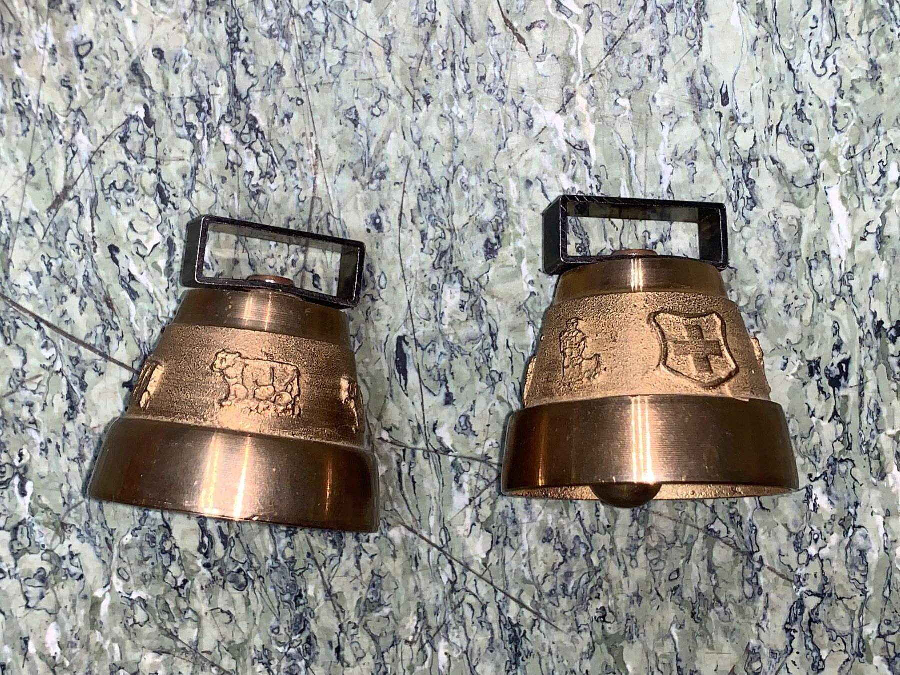 Campanacci mucche: Zwei Glocken Schellen aus Messing gegossen massiv – Usato da Rickenbach SZ venduto da Frickler 1