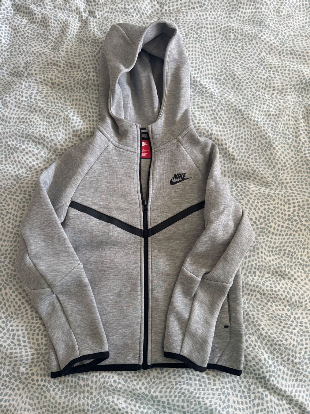 Nike Giacche & Cappotti: Veste à capuche Nike Tech gris, taille M – Usato da Chatelaine venduto da lae_7h8n