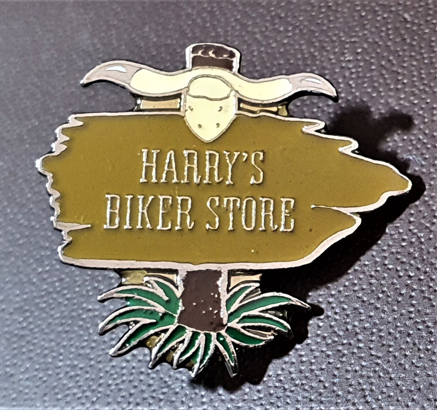 Plaketten & Abzeichen: Q196 - Pin Motorrad Harry's Biker Store – Gebraucht aus Reinach BL von Boston-Verkauf
