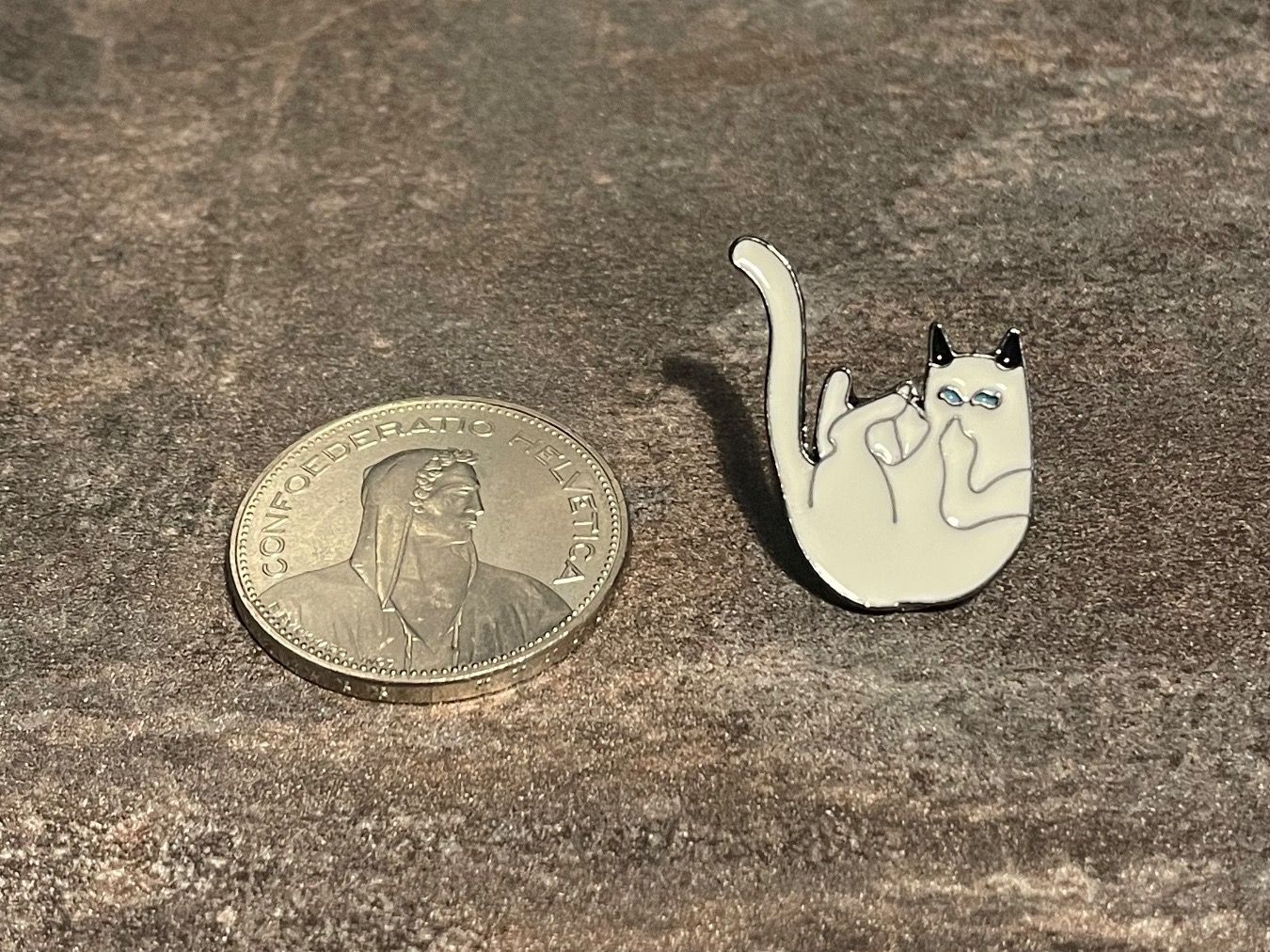 Plaquettes & Badges: Ripndip cat Pin – D'occasion à Biel/Bienne par bas_c8yf 1