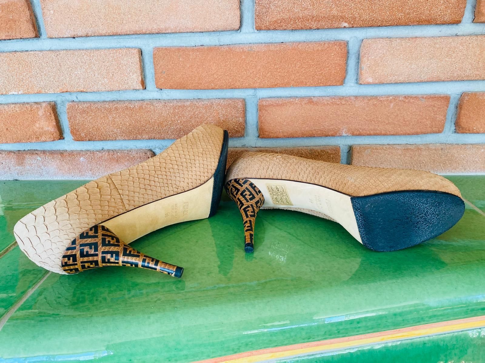Fendi Scarpe da donna: FENDI PYTHON EMBOSSED LEATHER FF LOGO HEEL PLATFORM PUMPS – Usato da Brione s. Minusio venduto da batwoman3 3