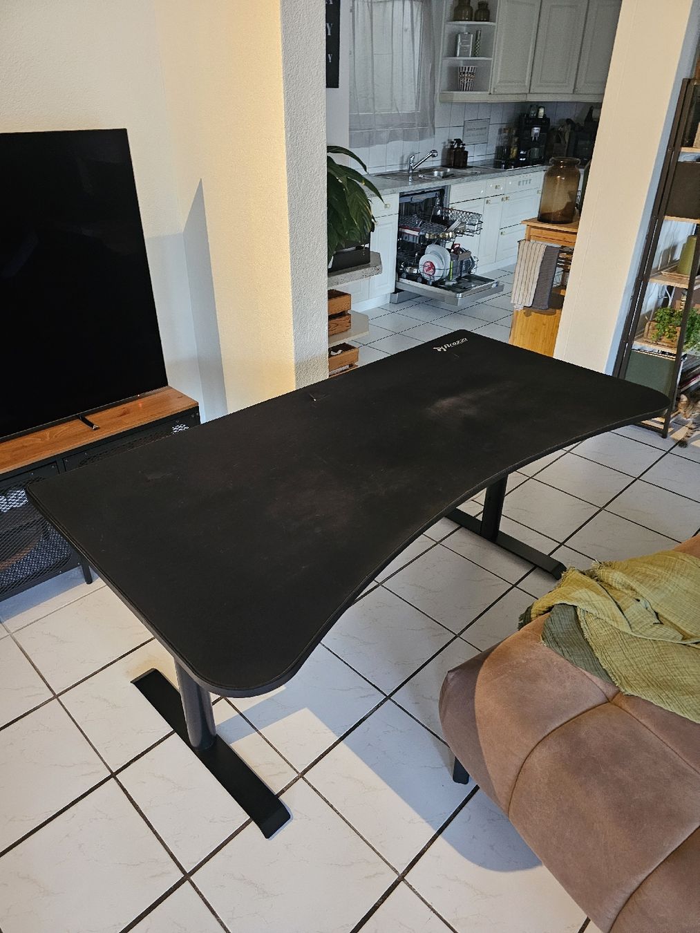 Schreibtische: Arozzi Enzo Gaming Tisch – Gebraucht aus Egliswil von woelfli1996