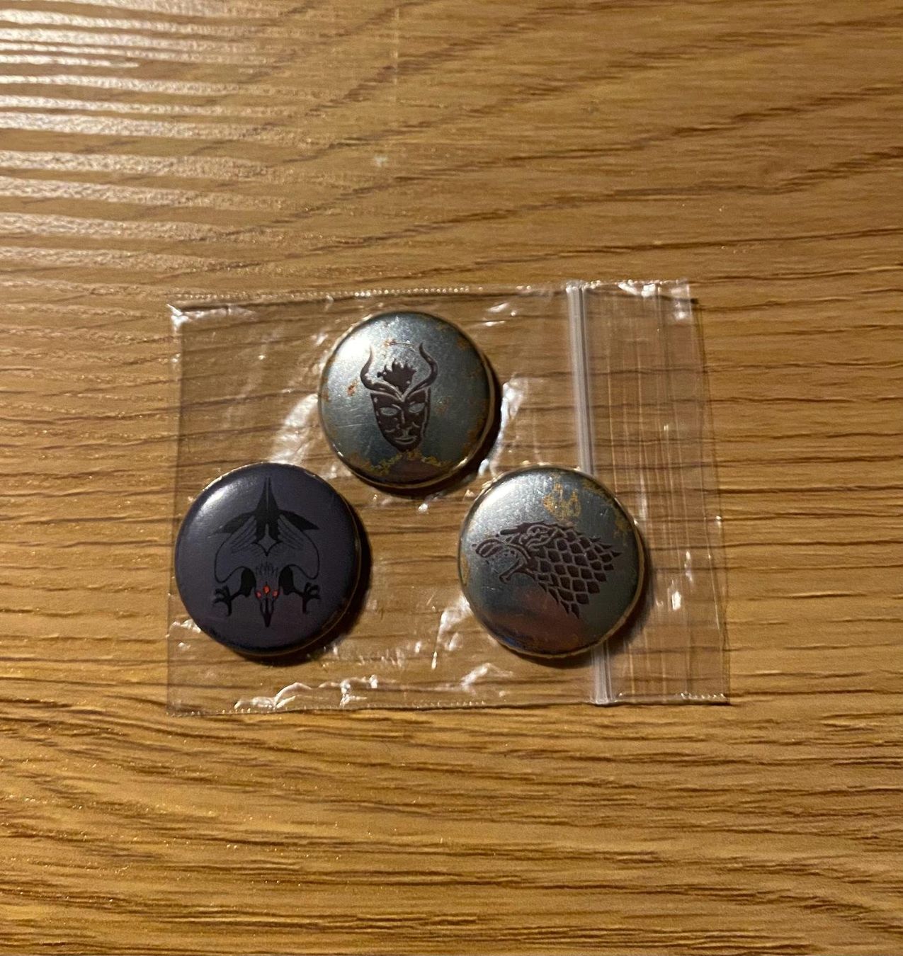 Plaketten & Abzeichen: Game of Thrones Pins – Neu und originalverpackt aus Dübendorf von LeoneDelPiero 1