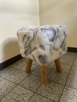 Dekorativer Hocker mit Kunstfell – wie neu
