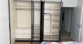 Moderner Kleiderschrank mit Spiegel