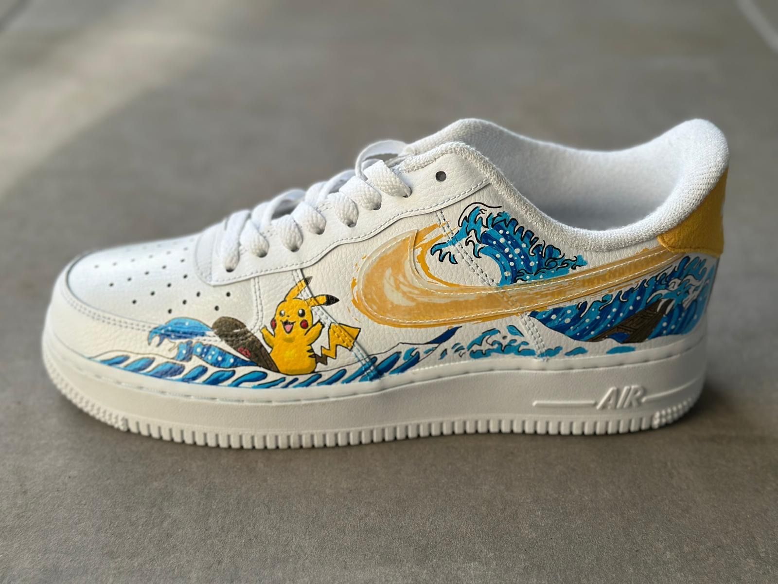 Nike Scarpe da uomo: Individuell bemalte Air Force 1 "Pikachu Wave" Grösse 41 – Nuovo e nell'imballaggio originale da Edlibach venduto da leo_ftr7 2